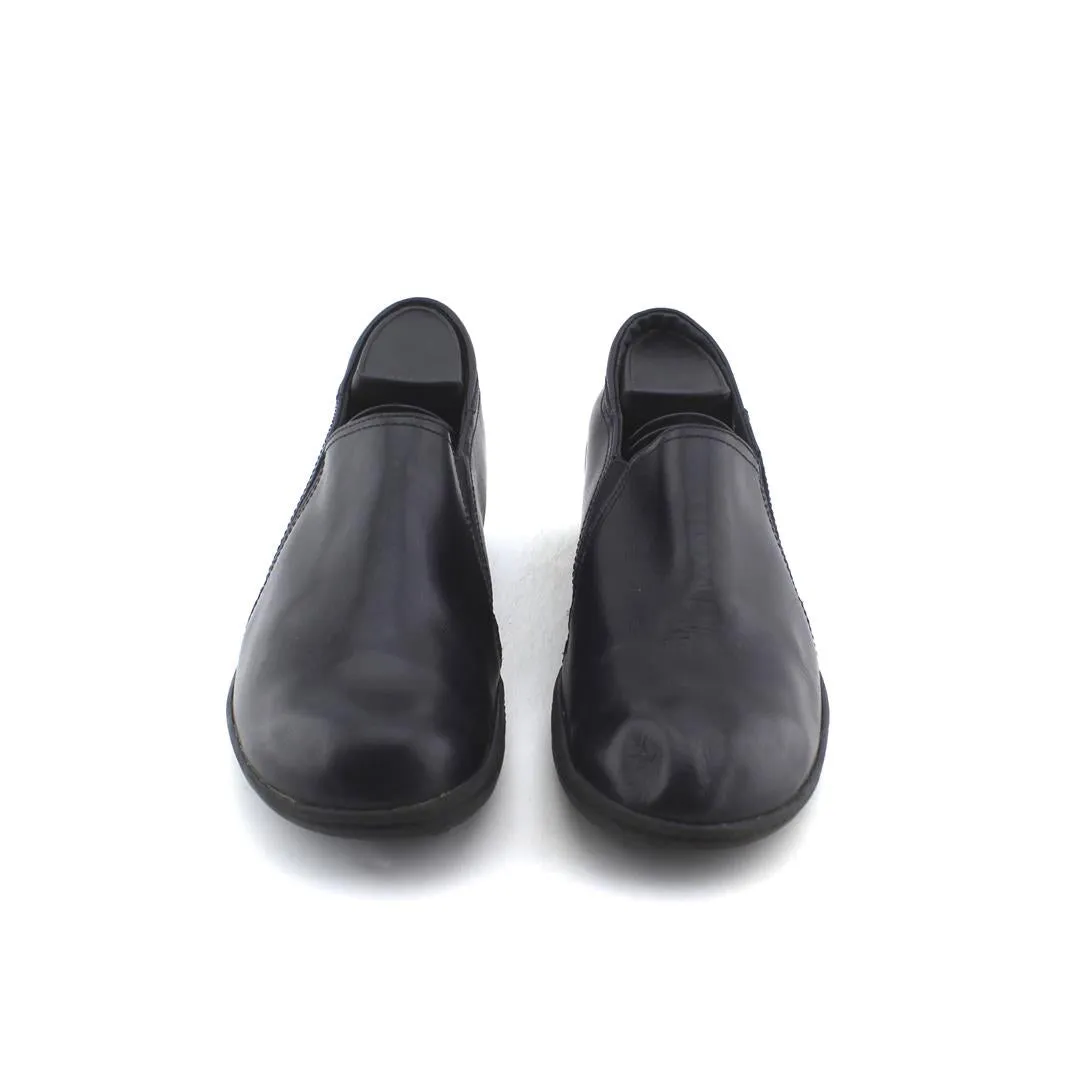 CLARKS /