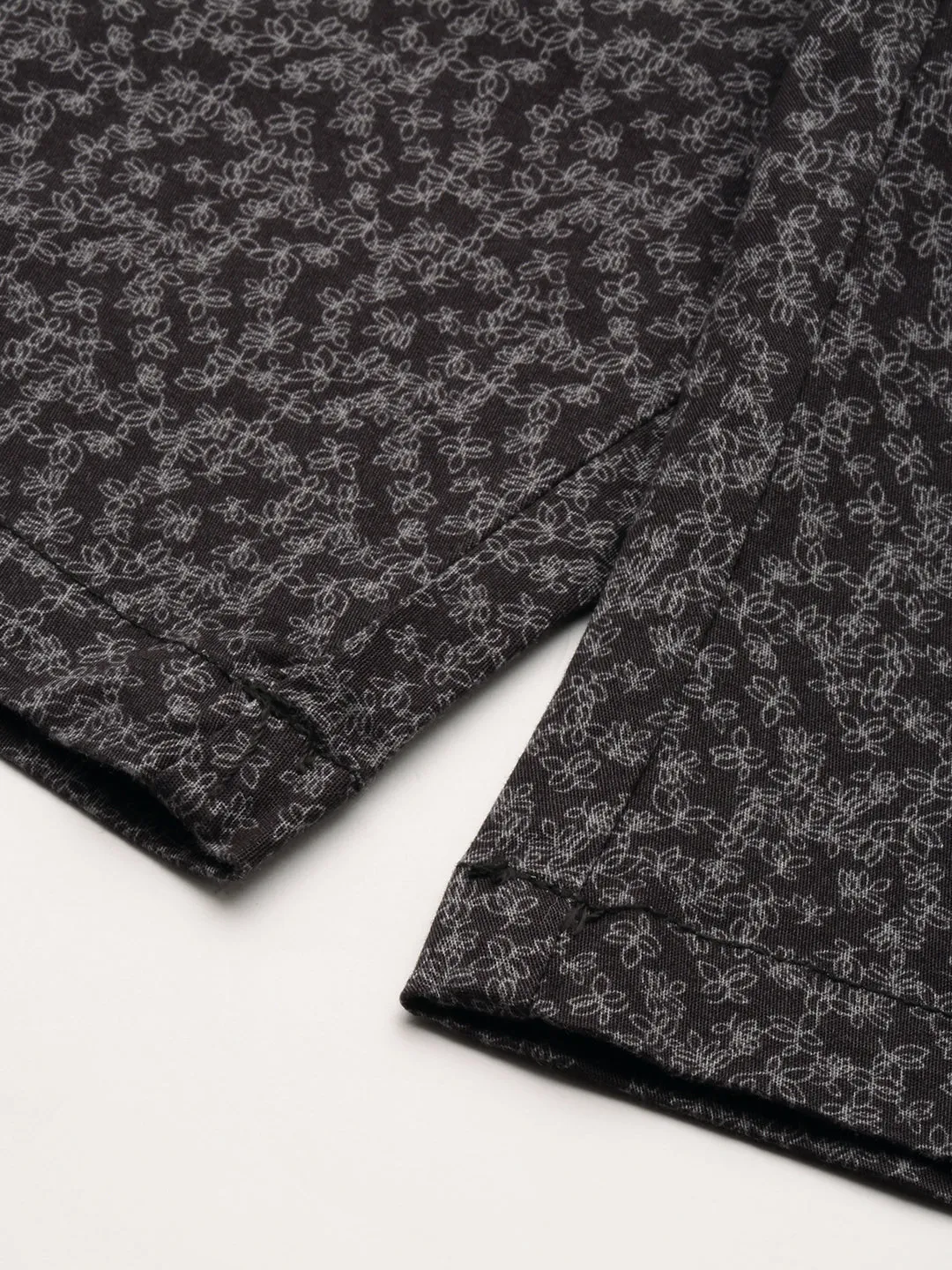 Men Grey Abstract Printed Cotton Mid-Rise Chinos Shorts
